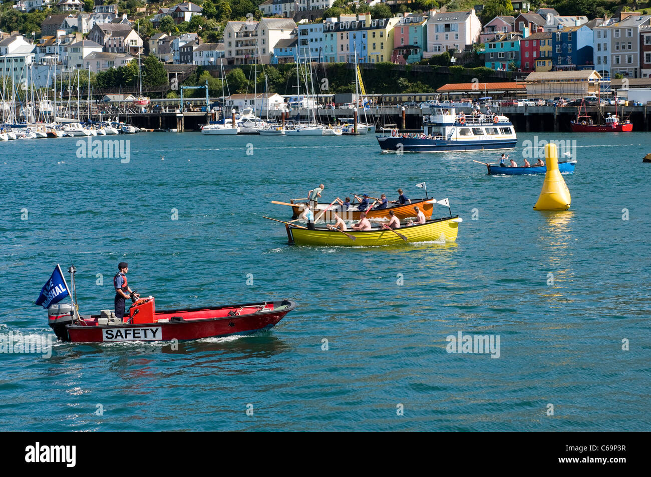 Fluss Dart, Dartmouth Regatta Gig racing mit Kingwear im Hintergrund South Devon, Race-Marshall beobachten Gigs racing, Stockfoto