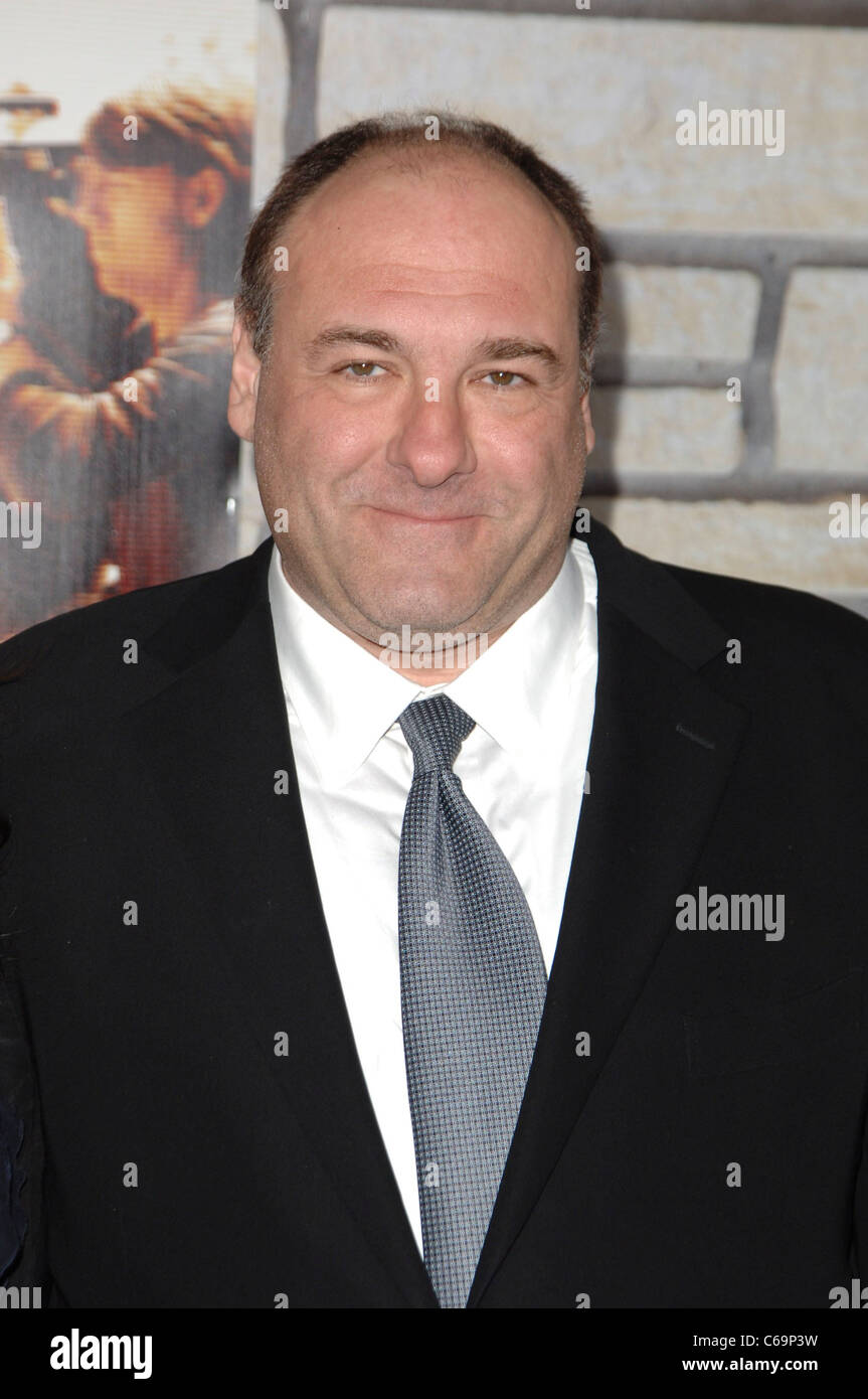 James Gandolfini im Ankunftsbereich für Cinéma VÉRITÉ Premiere von HBO, Paramount Studios, Los Angeles, CA 11. April 2011. Foto von: Elizabeth Goodenough/Everett Collection Stockfoto