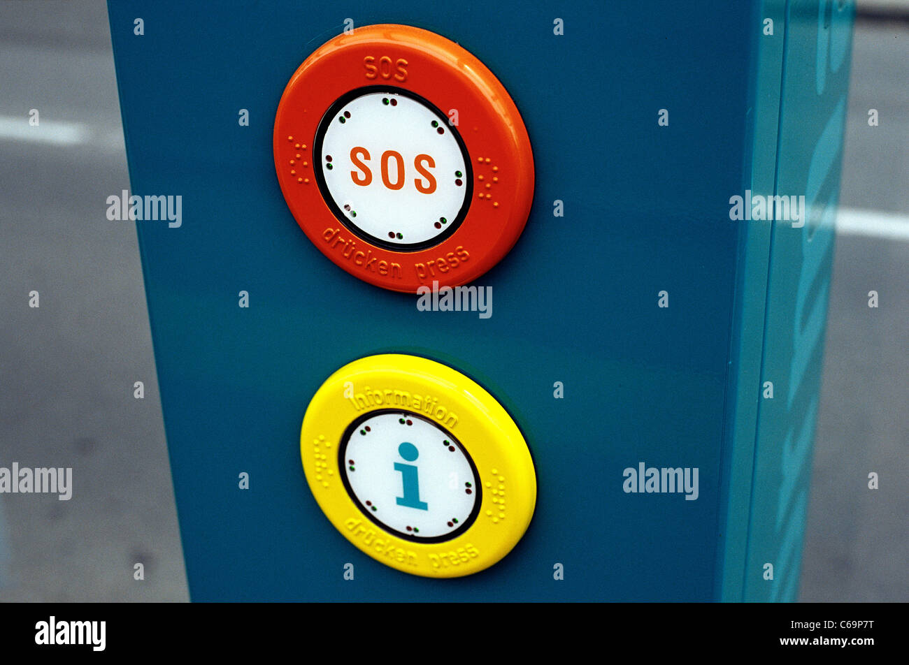 Notruftaste an einer u-Bahnstation in Frankfurt Am Main in Deutschland. Stockfoto