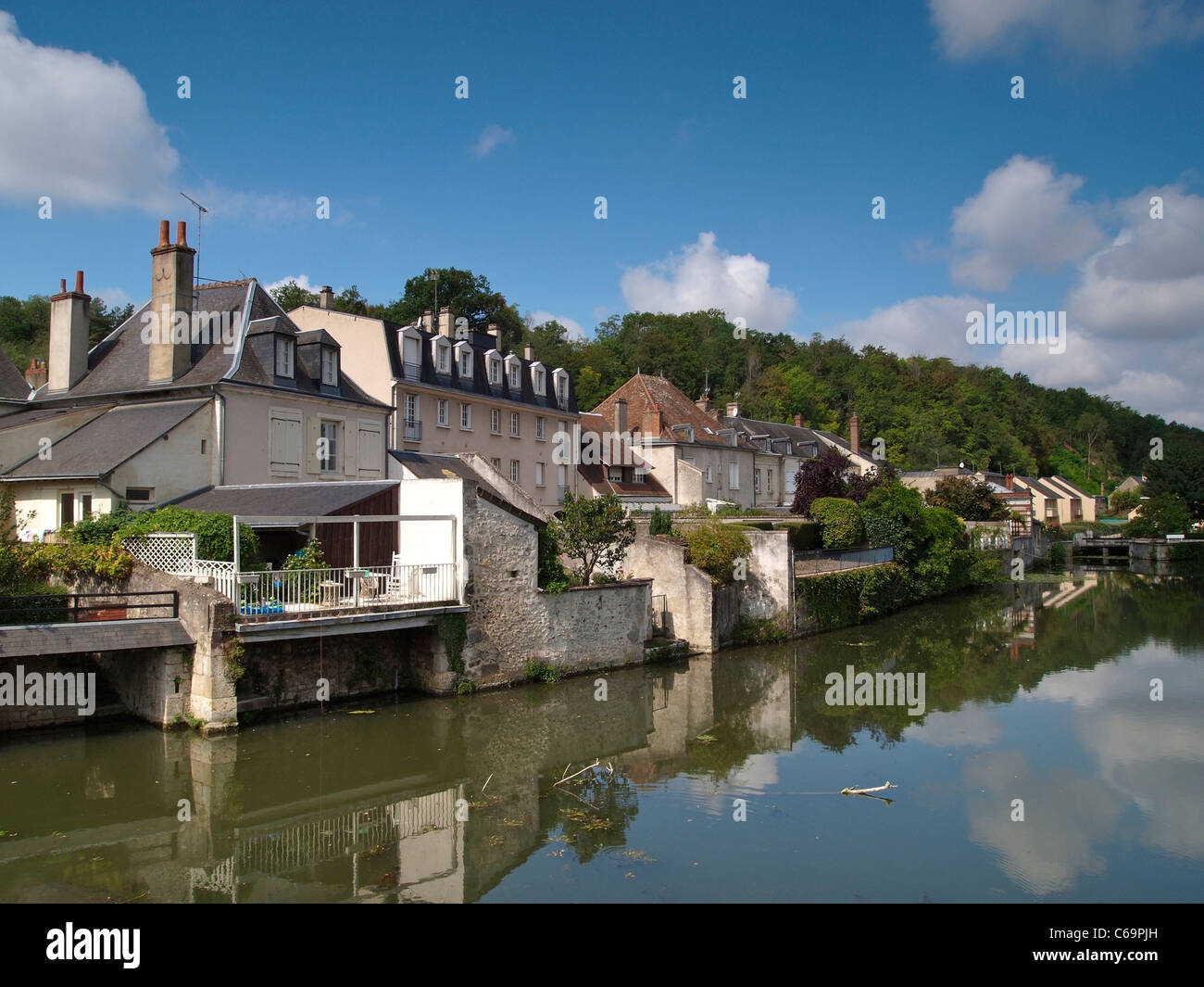 die Stadt von Vendome ist entlang des Flusses Loir, Loiretal, Frankreich gebaut. Stockfoto