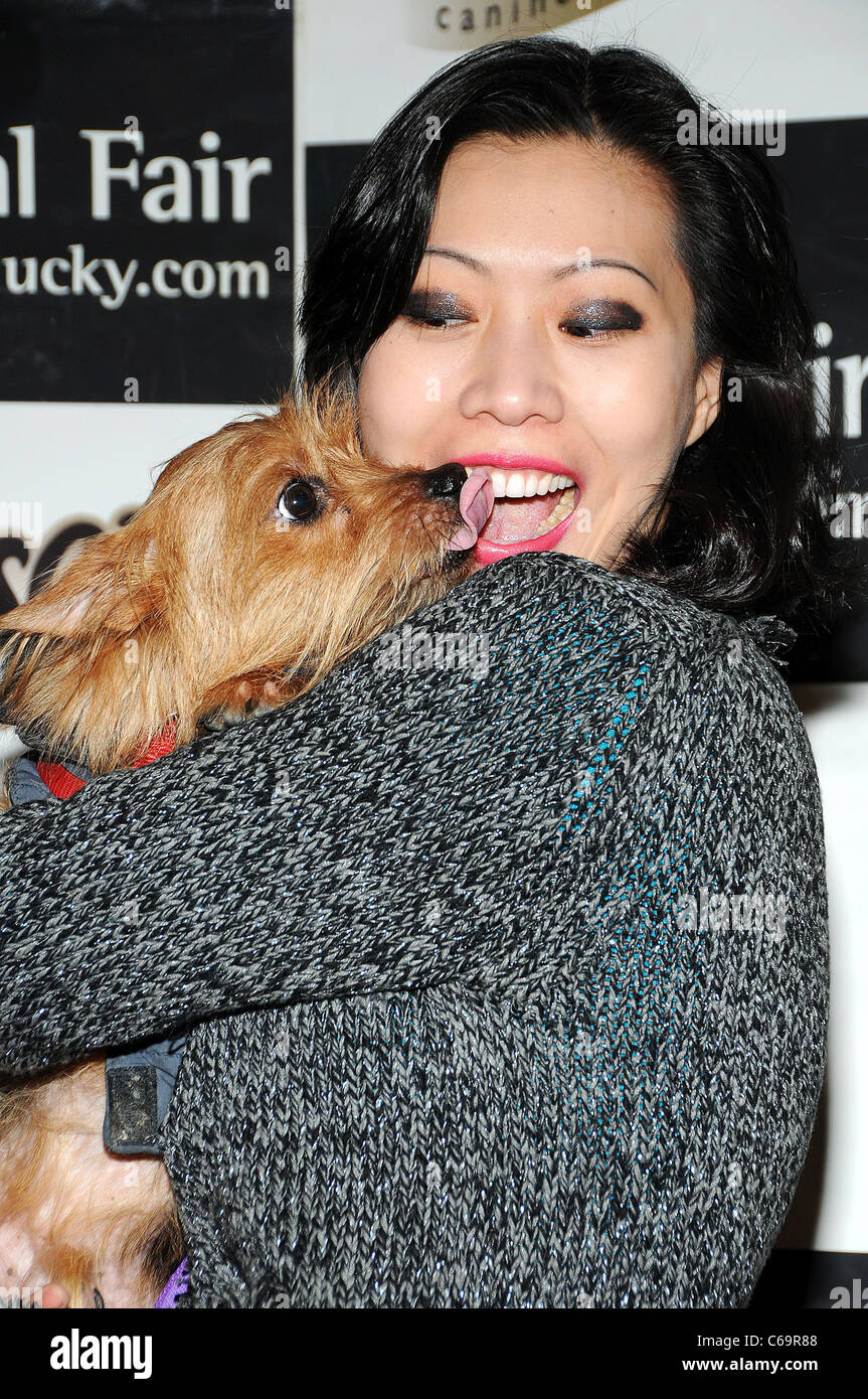 Li Jing, Multi-Media Journailist in Anwesenheit für Welpen Liebe Yappy Stunde Humane Society von New York profitieren, Carlton Hotel, New York, NY 11. Februar 2011. Foto von: Desiree Navarro/Everett Collection Stockfoto