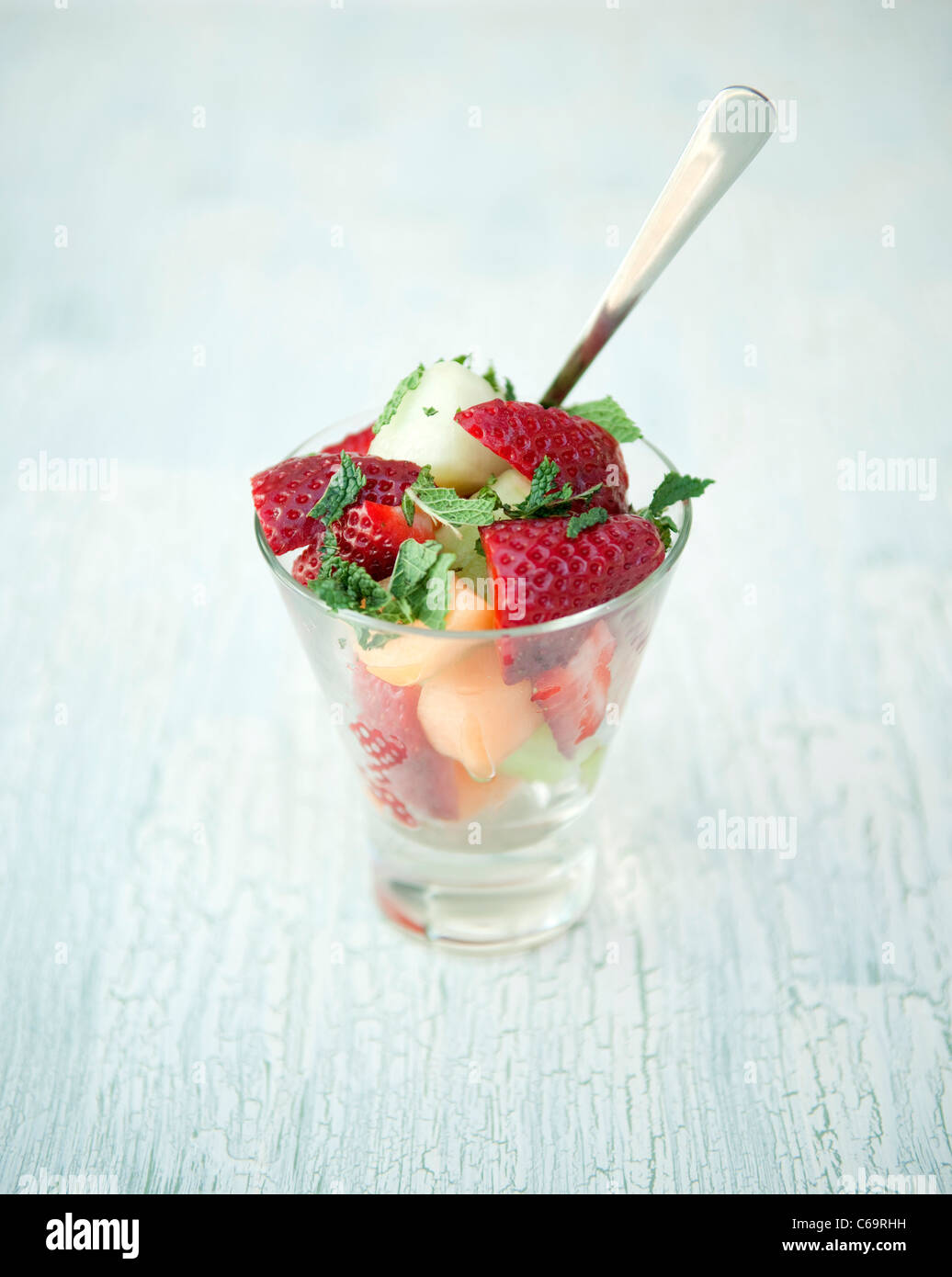 Melonen, Erdbeeren und Minze Obstsalat im Glas Stockfoto