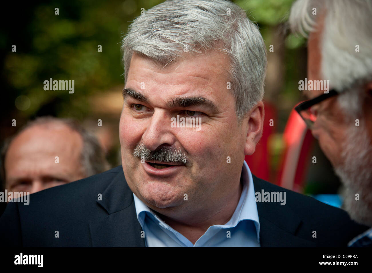 Håkan Juholt, Chef der schwedischen Sozialdemokraten Partei hält seine Sommer-Rede im Stockholmer Vorort von Västertorp Stockfoto