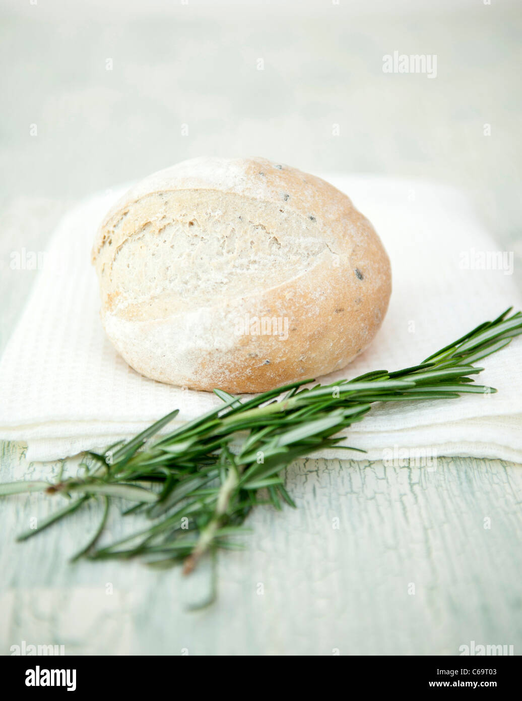 Artisan Brot mit Zweige Rosmarin Stockfoto