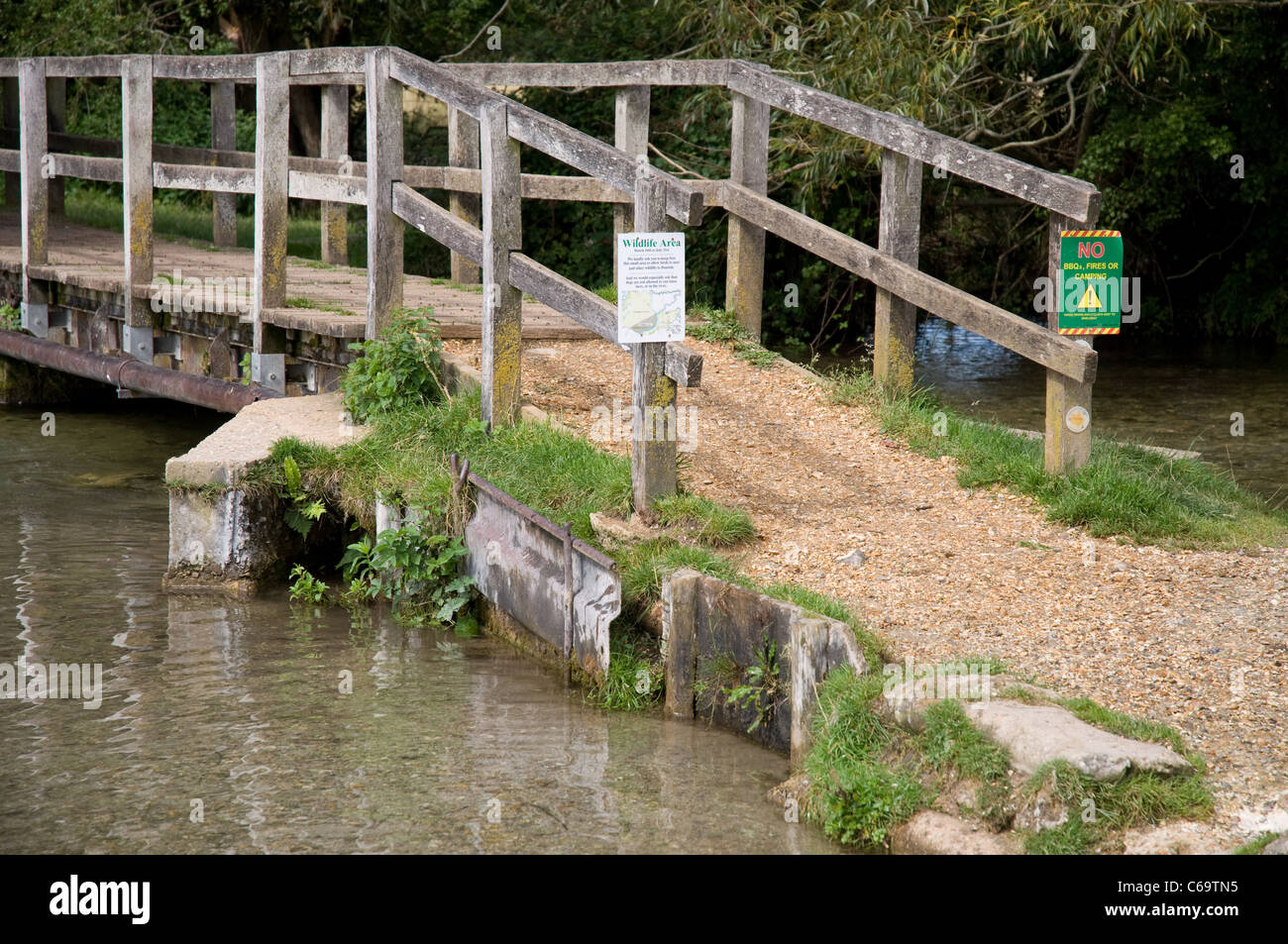 Holzbrücke auf Chilbolton Kuh gemeinsame SSSI am Fluss Test Hampshire UK Stockfoto