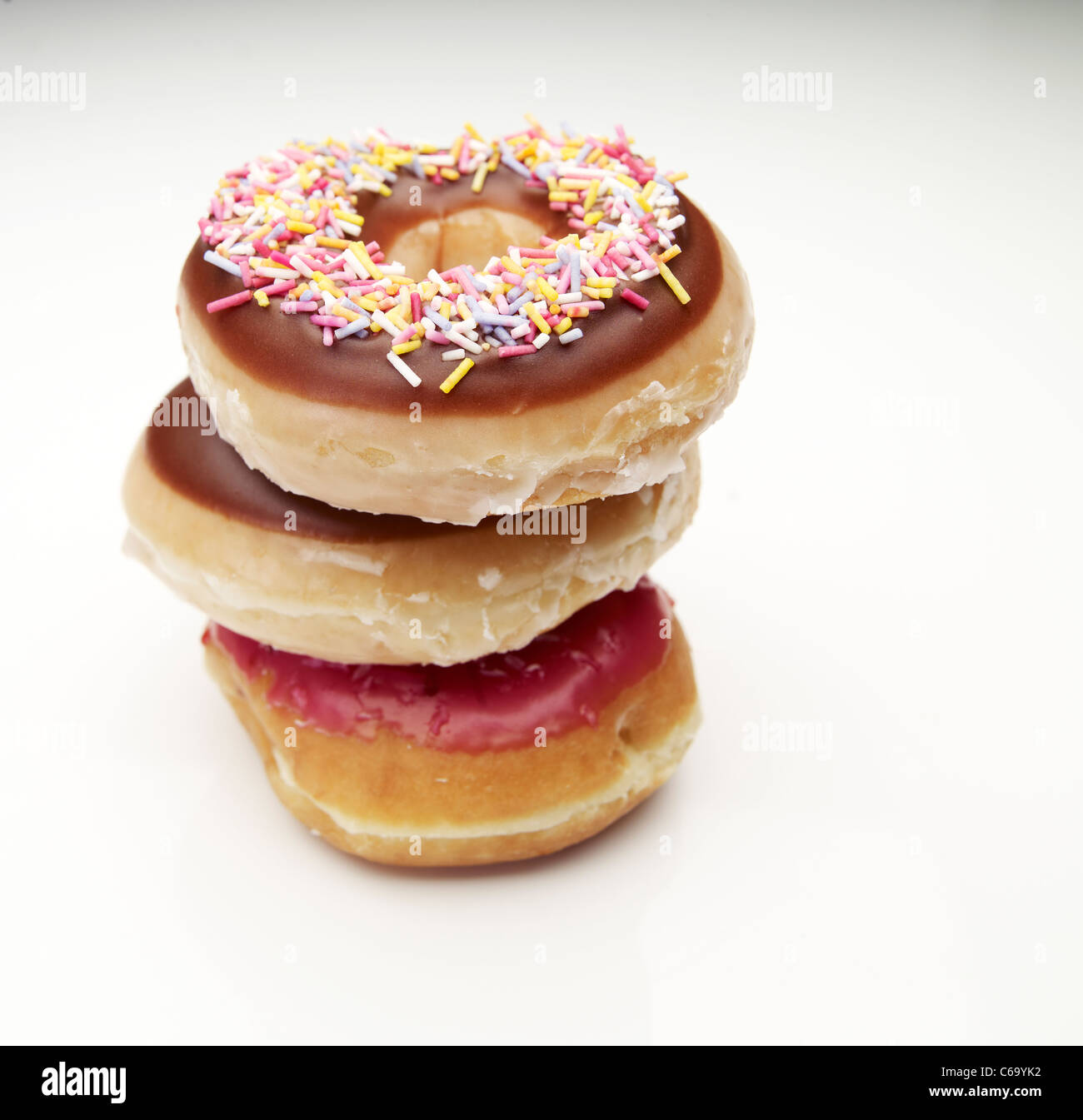 Ein Stapel von drei Krapfen auf weißem Hintergrund Stockfoto Ein Stapel von drei Krapfen auf weißem Hintergrund Stockfoto
