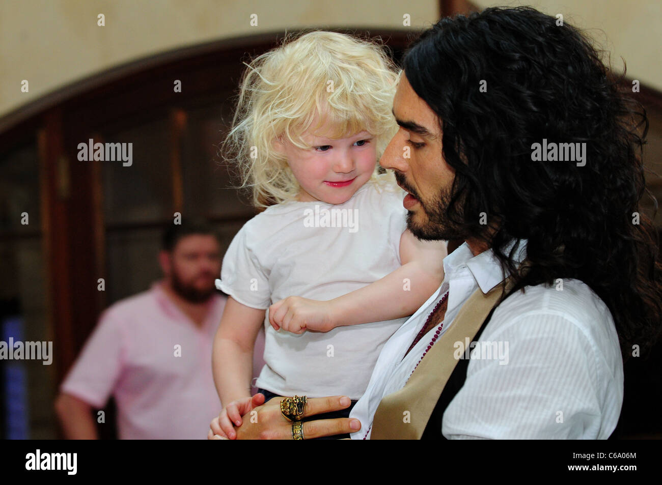 Russell Brand mit Felicitas, Tochter des Fotografen, bei einem Fototermin für den Film "Bekommen ihn, The Greek" ("Maennertrip") Stockfoto