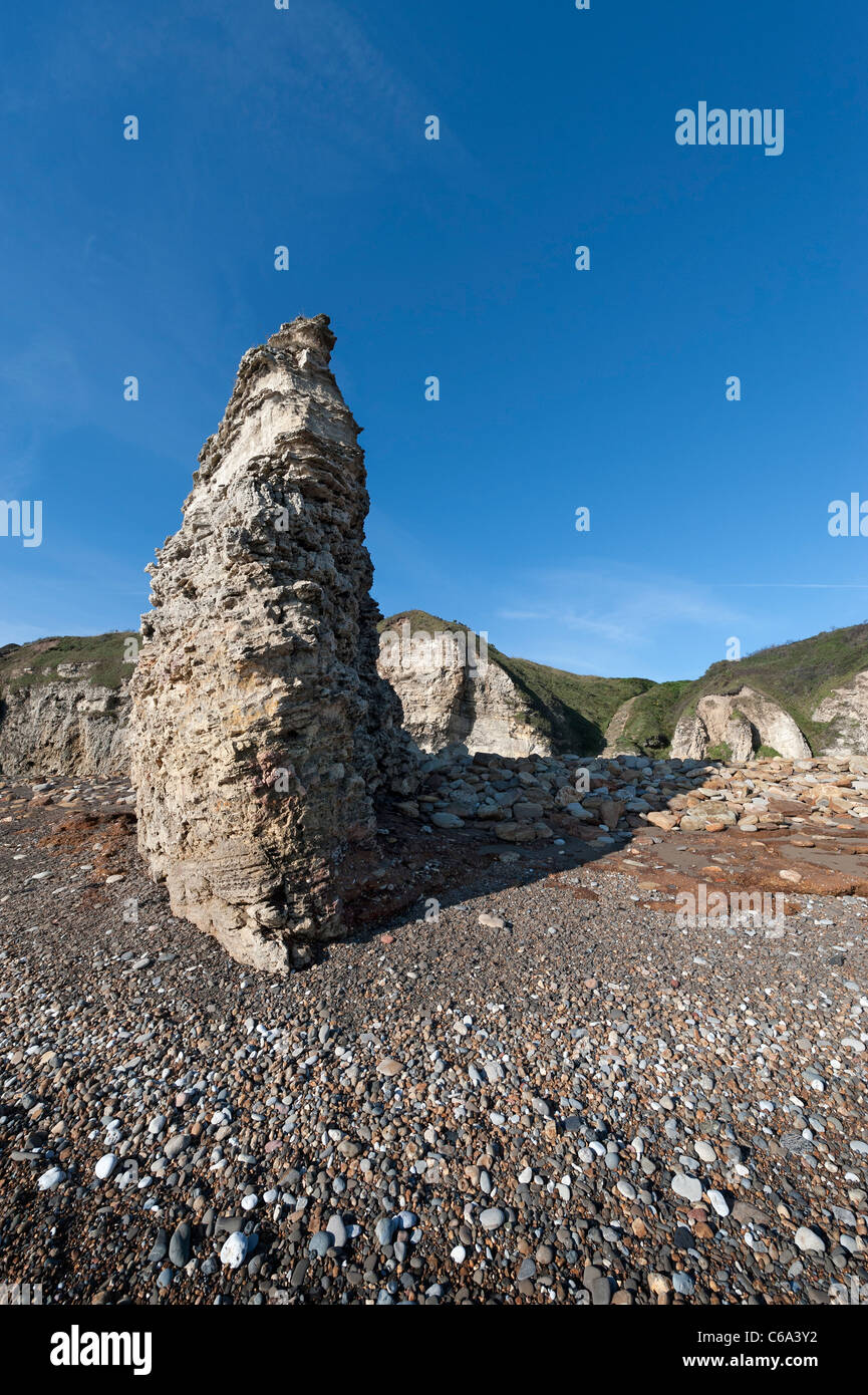 Magnesiumhaltiger Kalkstein Meer Stack auf Blast Strand in der Nähe von Seaham in der Grafschaft Durham Stockfoto