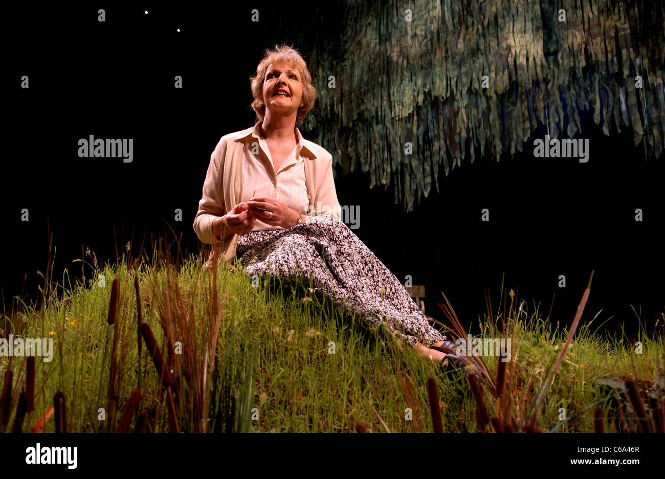 Schauspielerin Penelope Keith als Gnade in einer Szene aus dem Stück Entertaining Engel die auf bei Chichester Festival Theatre UK Stockfoto