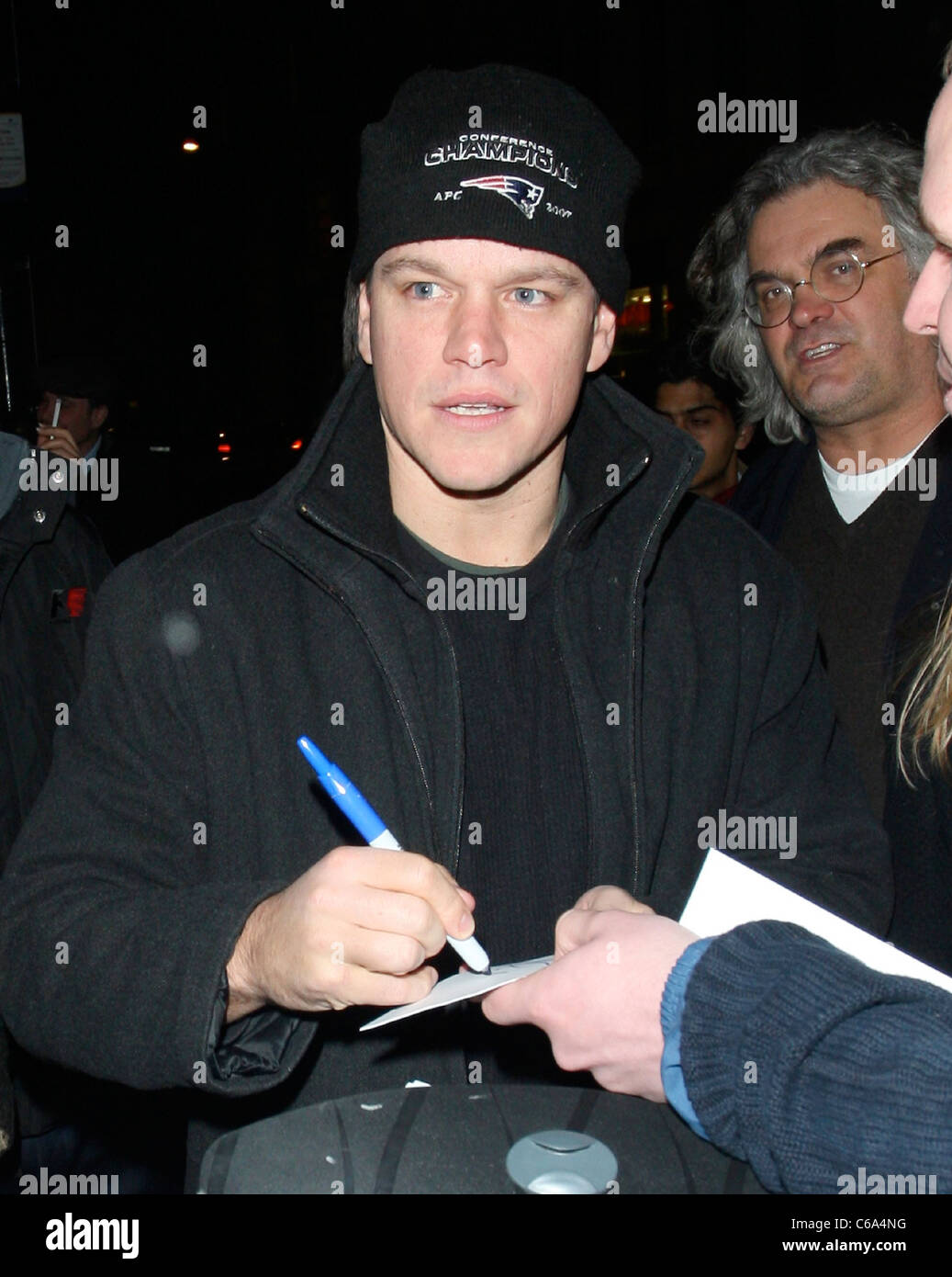 Matt Damon verlässt Nobu Berkeley seine Lieblings New England Patriots 2007 AFC Conference Champions Mütze Hut London, Stockfoto