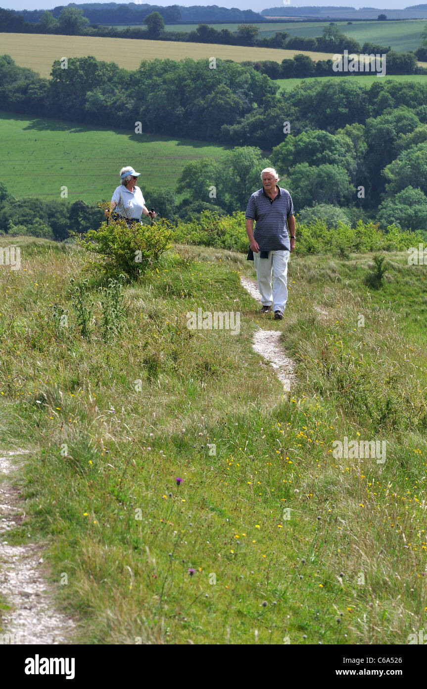 Zwei Wanderer genießen atemberaubende Aussicht auf Hod Hill, eine Eisenzeit Hügel Fort in Dorset UK Stockfoto