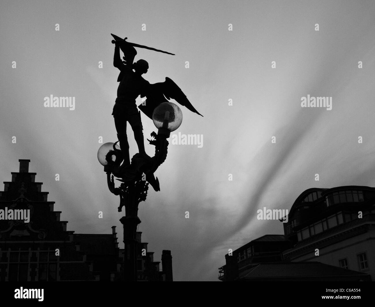 Silhouette Statue der Drachentöter St. Michael Brücke, Gent, Belgien Stockfoto