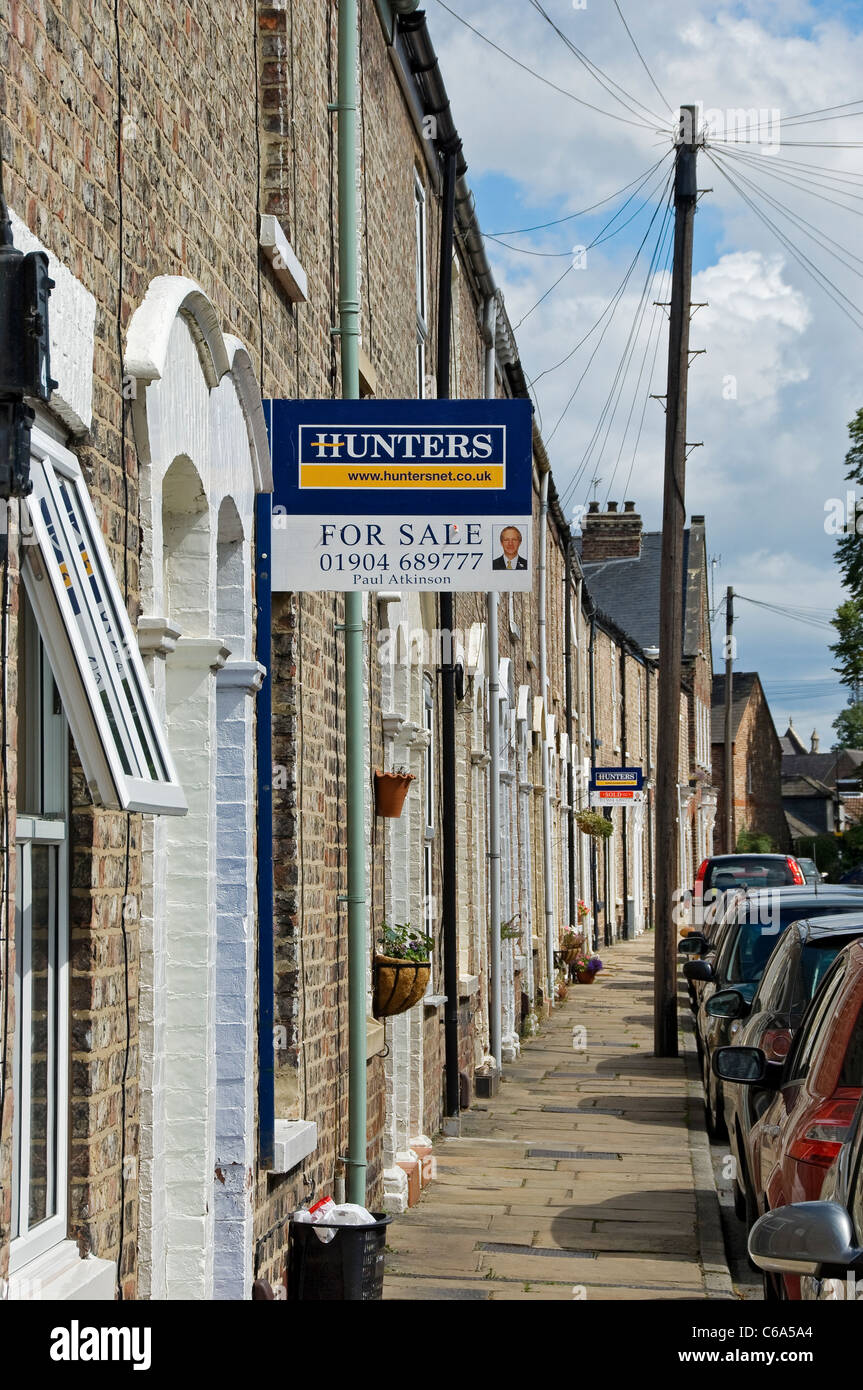 Immobilien zum Verkauf Zeichen auf Reihenhaus in der Stadt Stadt York North Yorkshire England Vereinigtes Königreich GB Groß Großbritannien Stockfoto