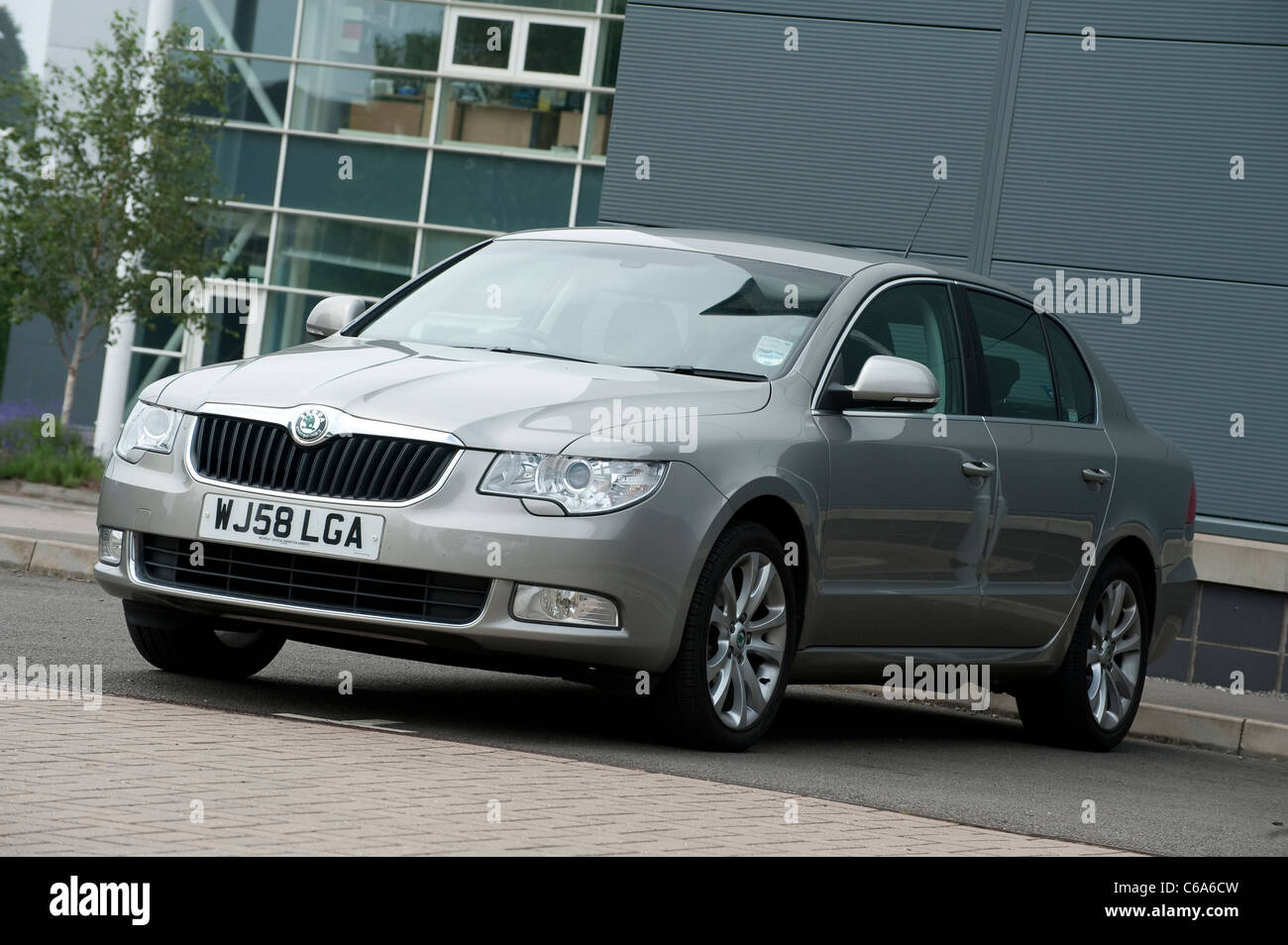 Silberne Auto Skoda Superb außen Büros in England. Stockfoto