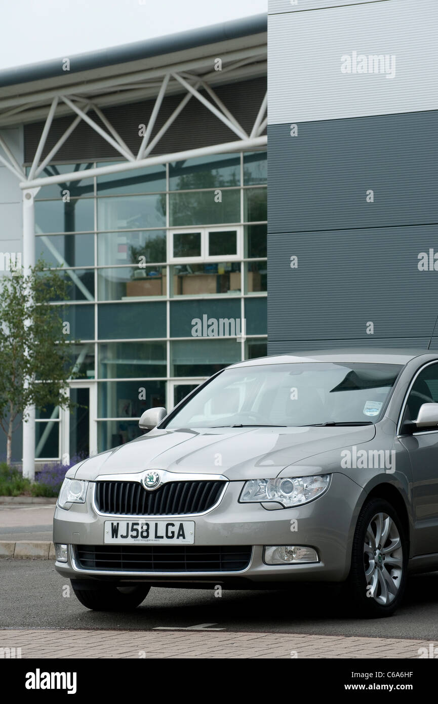 Silberne Auto Skoda Superb außen Büros in England. Stockfoto
