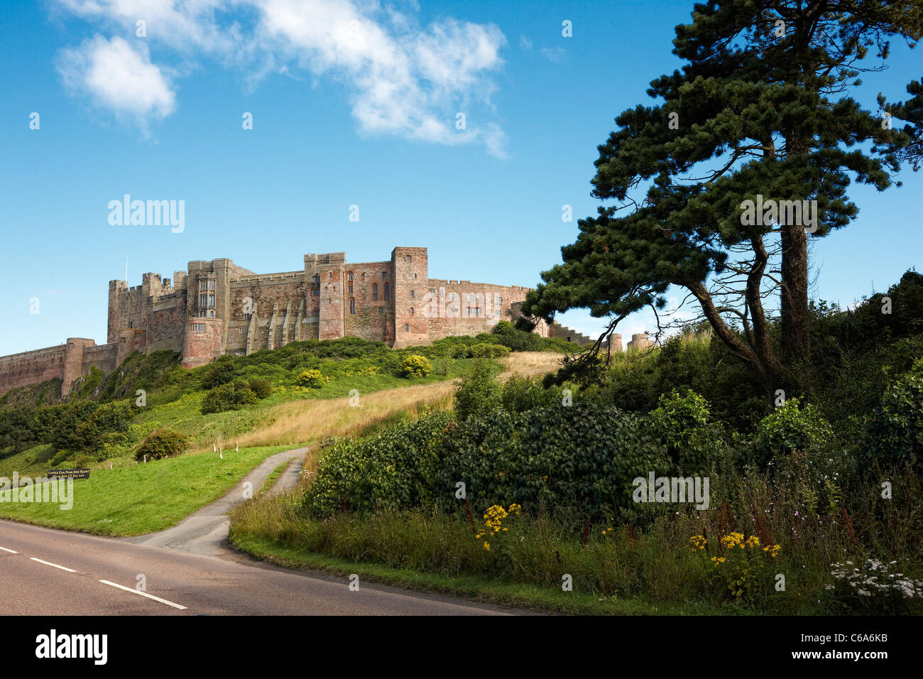 Bamburgh Castle von der Straße ins Dorf Stockfoto