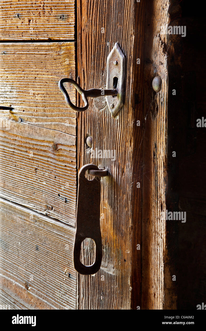 alte Tür und Schlüssel Stockfoto