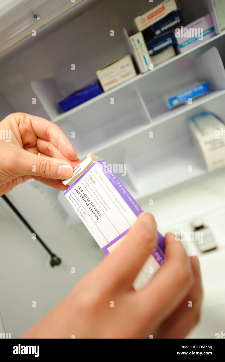 Medikamente Medikamente Paket Patienten Krankenhaus Medizin trolley Stockfoto