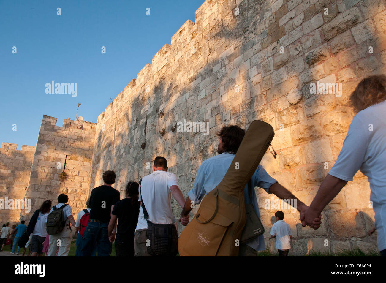 Kette von Menschen rund um die Stadtmauer in Jerusalem Umarmung. Israel Stockfoto