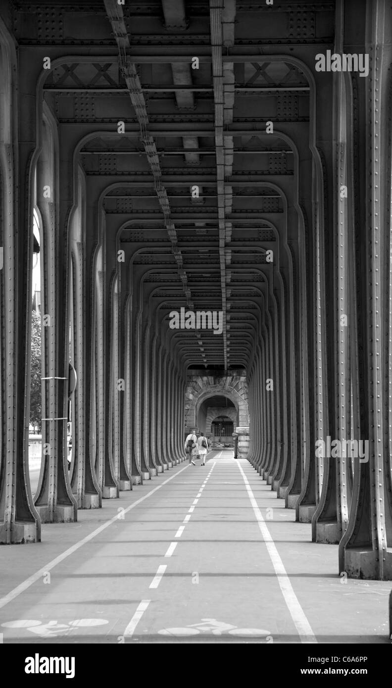 Paris - Bir Hakeim-Brücke Stockfoto