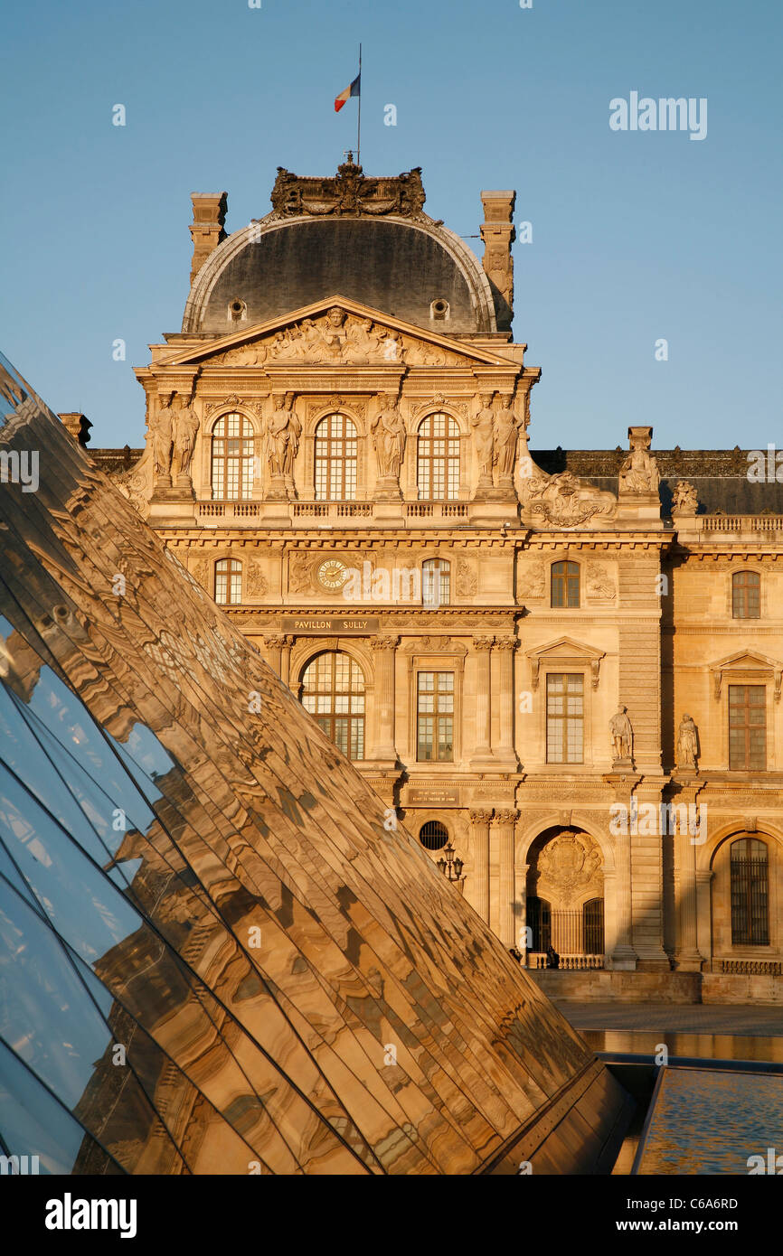 PARIS, Frankreich - Juni 16: Die große Pyramide im Louvre und Fassade des Pavillon Sully im Abendlicht Stockfoto