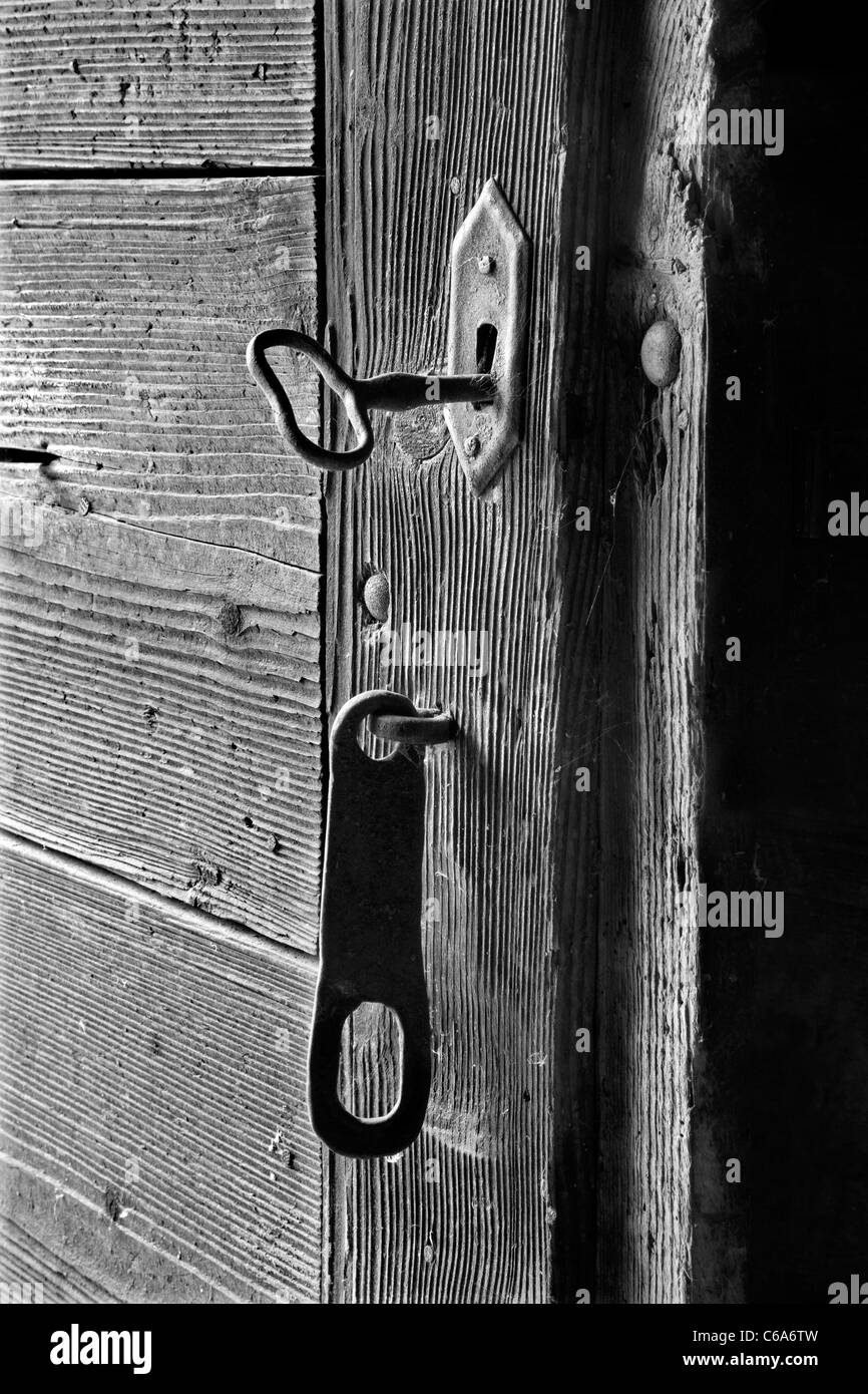 alte Tür und Schlüssel Stockfoto