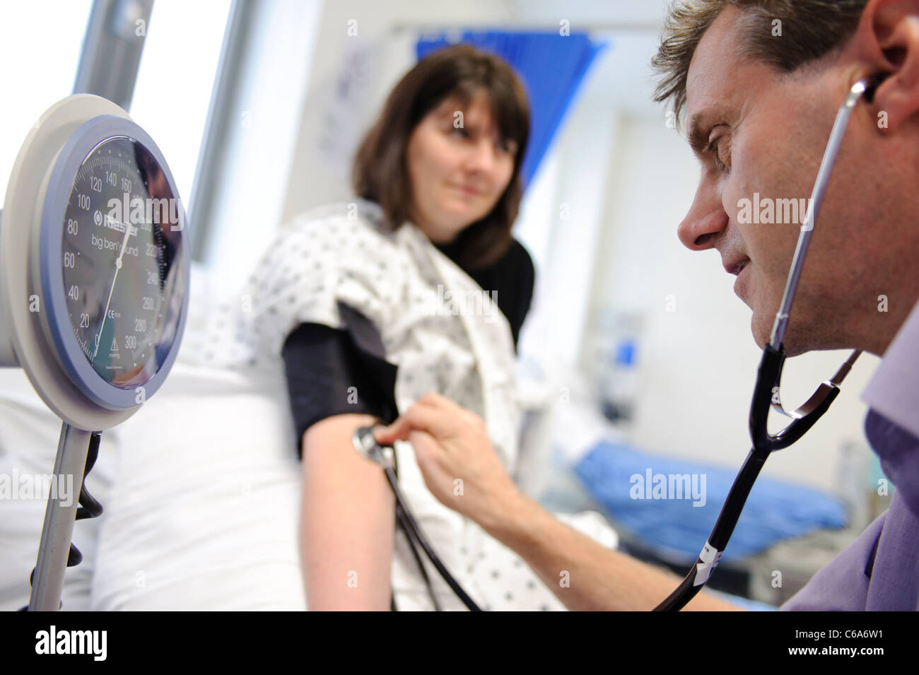 Patienten Arm Blutdruck Puls überwacht durch Arzt Stethoskop Spitalabteilung Stockfoto