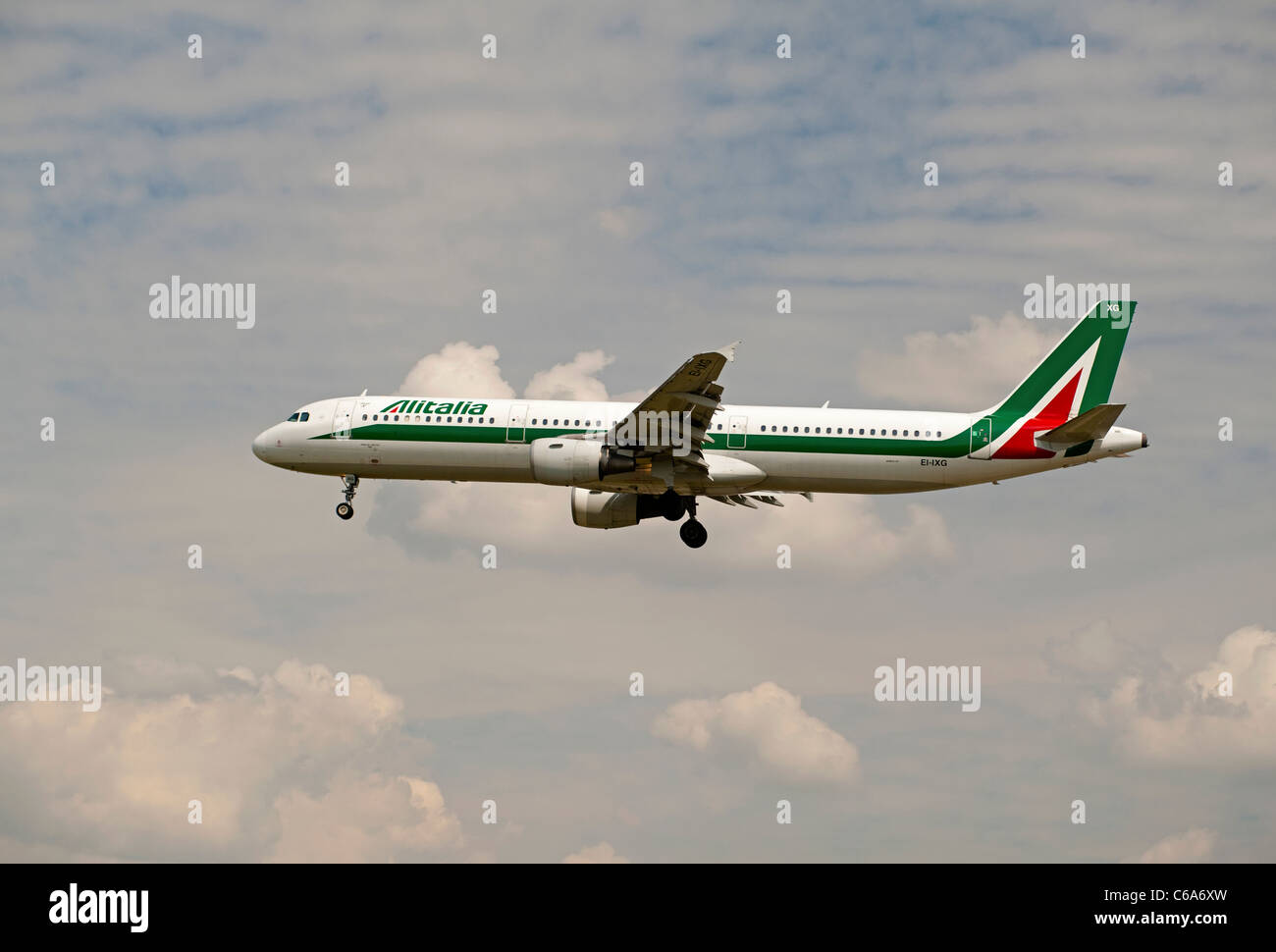 Alitalia A321-112 "Plaza dei Miracoil Pisa" nähert sich der Flughafen London Heathrow.  SCO 7572 Stockfoto
