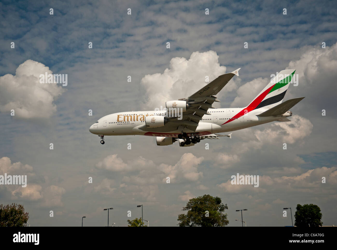 Emirates Airbus A380-861 Superjumbo auf Finale zum Flughafen London Heathrow.  SCO 7593 Stockfoto