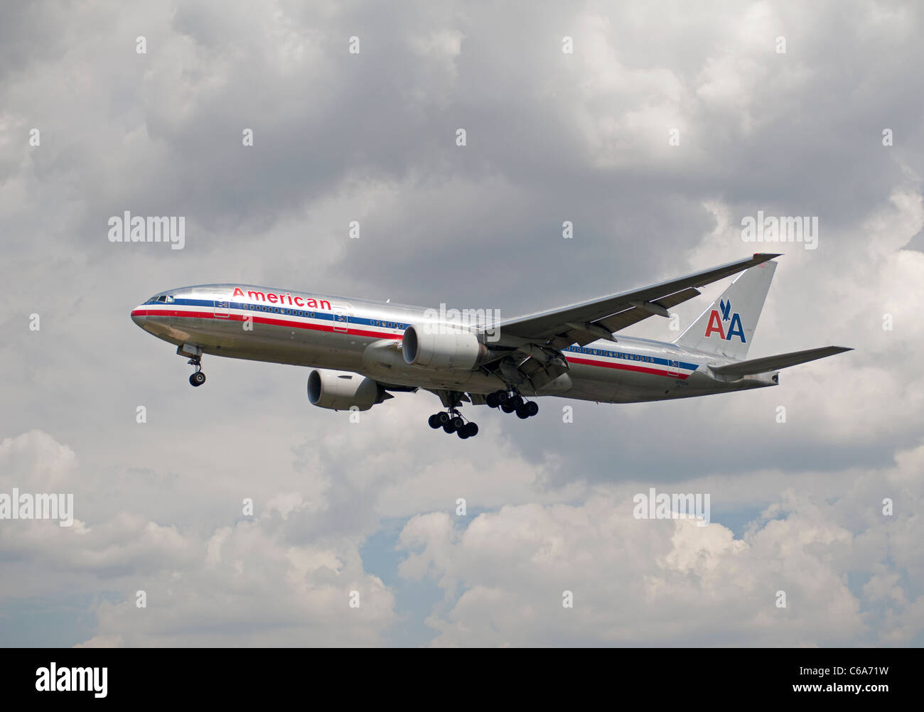 American Airlines Boeing 777-223/ER nähert sich Heathrow Flughafen LHR London.  SCO 7594 Stockfoto