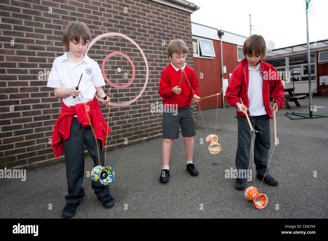 Diabolo Spielplatz craze in Grundschule, England, Vereinigtes Königreich. Foto: Jeff Gilbert Stockfoto