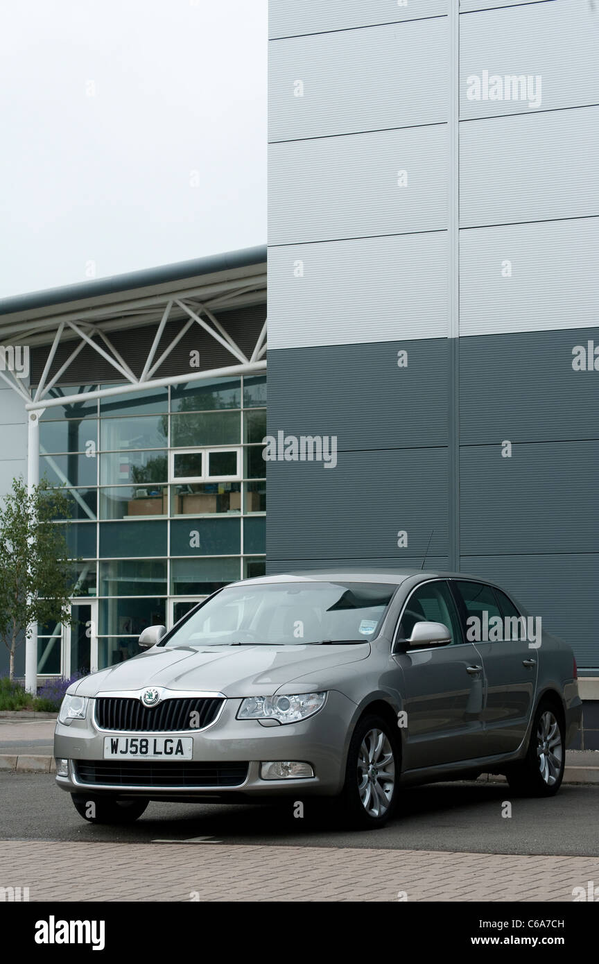 Silberne Auto Skoda Superb außen Büros in England. Stockfoto