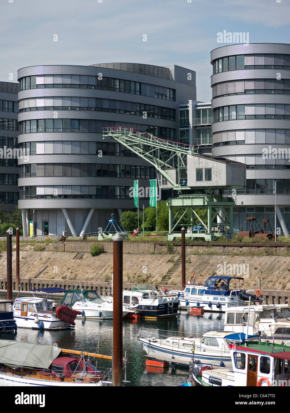 Moderne Bürogebäude, genannt die fünf Boote und Boote in der Marina auf Innenhafen Duisburg in North Rhine-Westphalia Germa Stockfoto