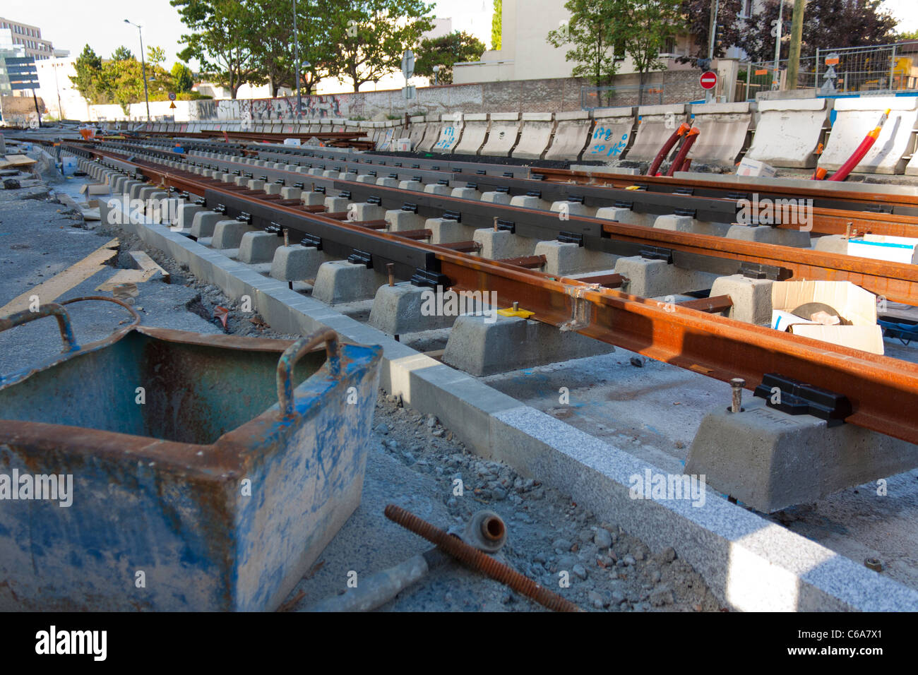 Verlegung von Eisenbahn, Straßenbahn-Auto Baustelle, Courbevoie, Frankreich Stockfoto