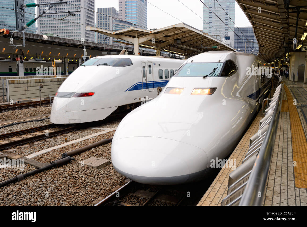 Japanische Hochgeschwindigkeits Shinkansen-Züge (Hochgeschwindigkeitszüge) am Bahnhof Tokyo Stockfoto