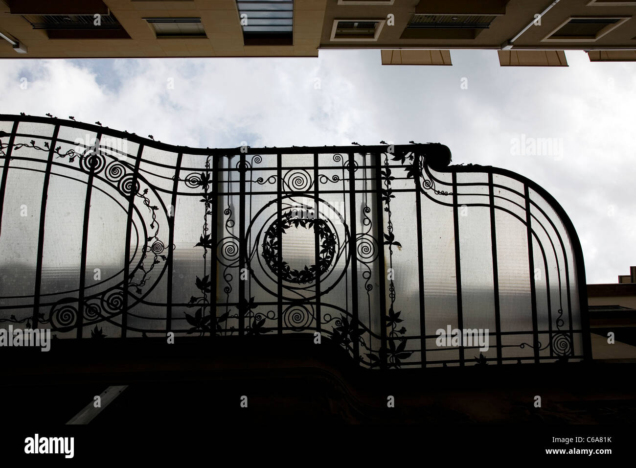 Blickte zu ornamentalen Überhang - Montreux Stockfoto