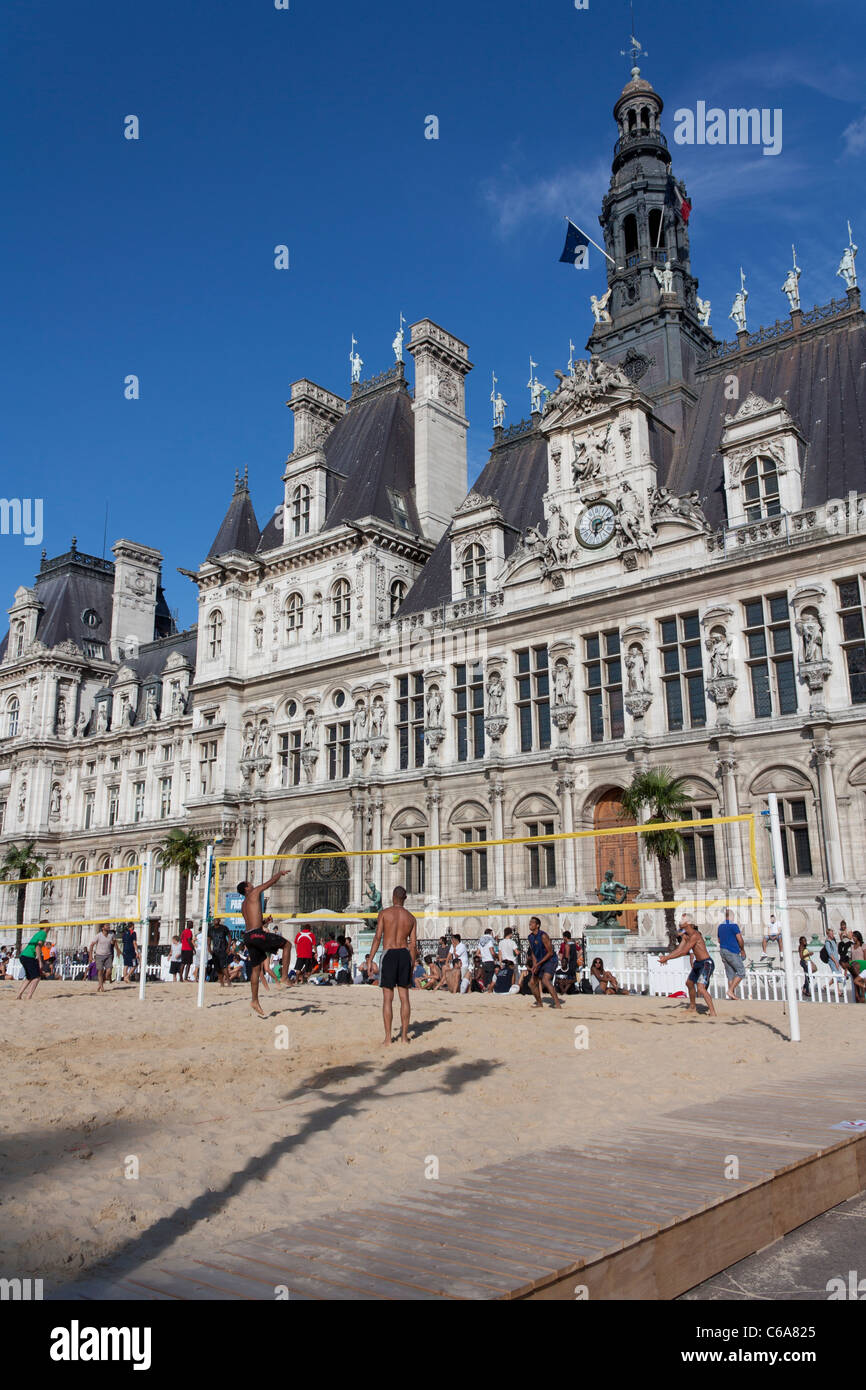 Sportler spielen Beach volley vor dem Rathaus von Paris, Frankreich Stockfoto