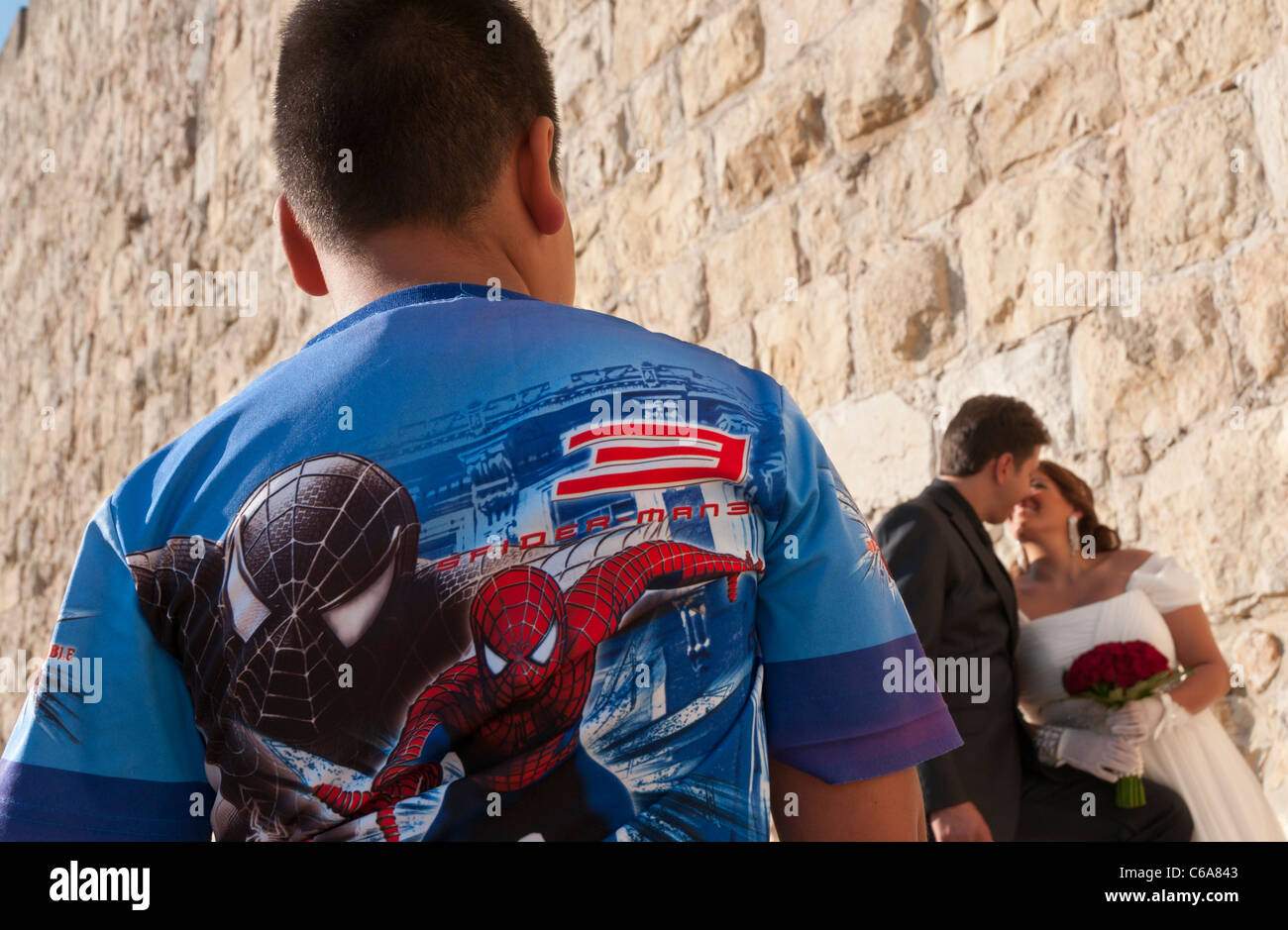 Jungen tragen Spider Man T Shirt mit Bräutigam und Braut in bkgd. Jaffa Tor. Jerusalem Stockfoto