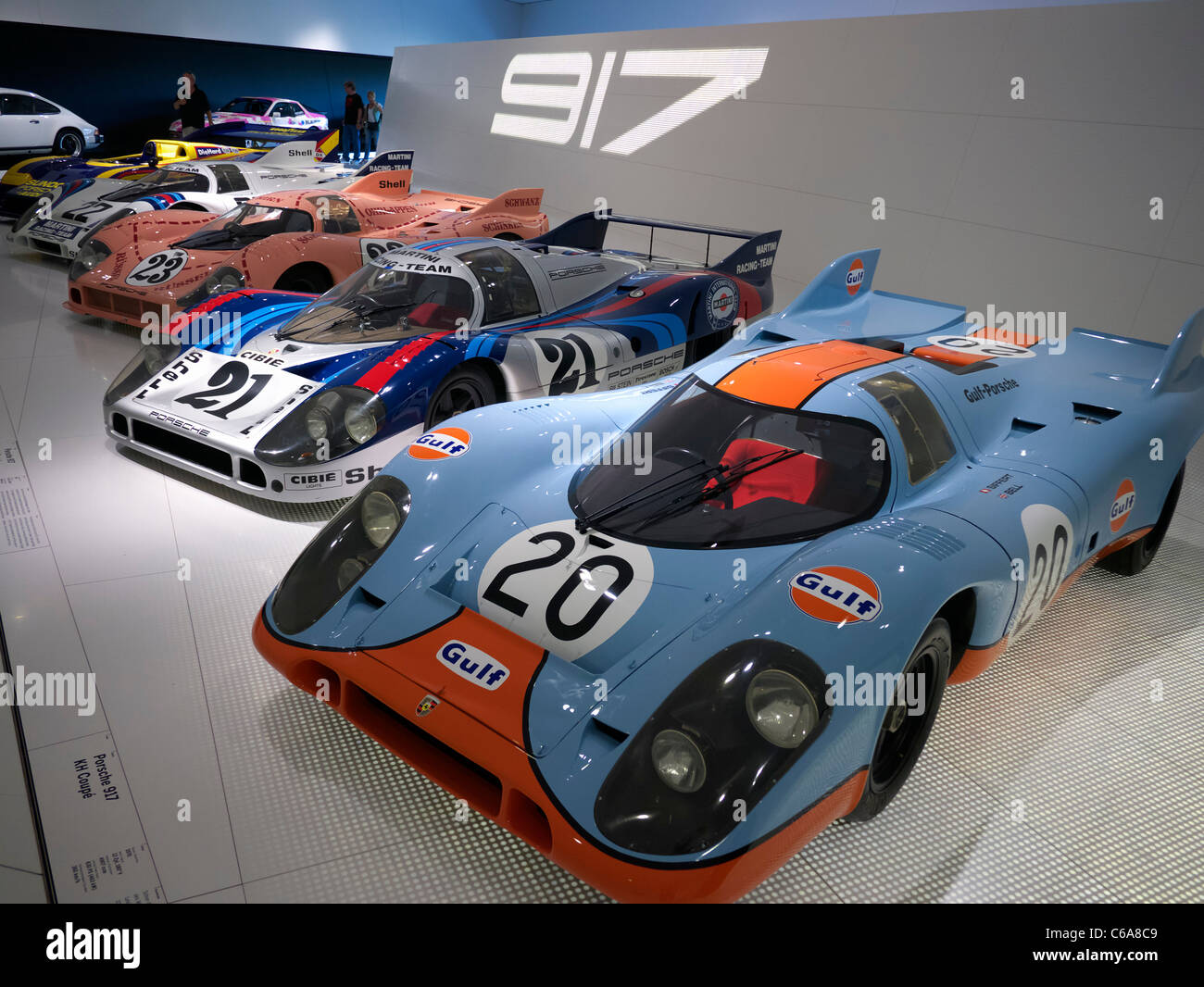 Sammlung von Porsche 917 Rennwagen im Porsche Museum in Stuttgart Deutschland Stockfoto