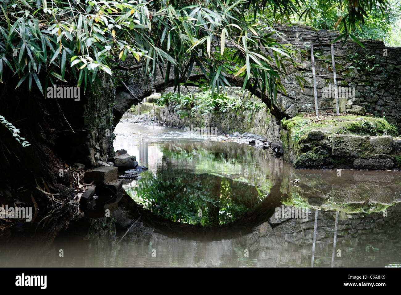 Eine alte Brücke über einen Fluss La Varenne (Orne, Normandie, Frankreich). Stockfoto