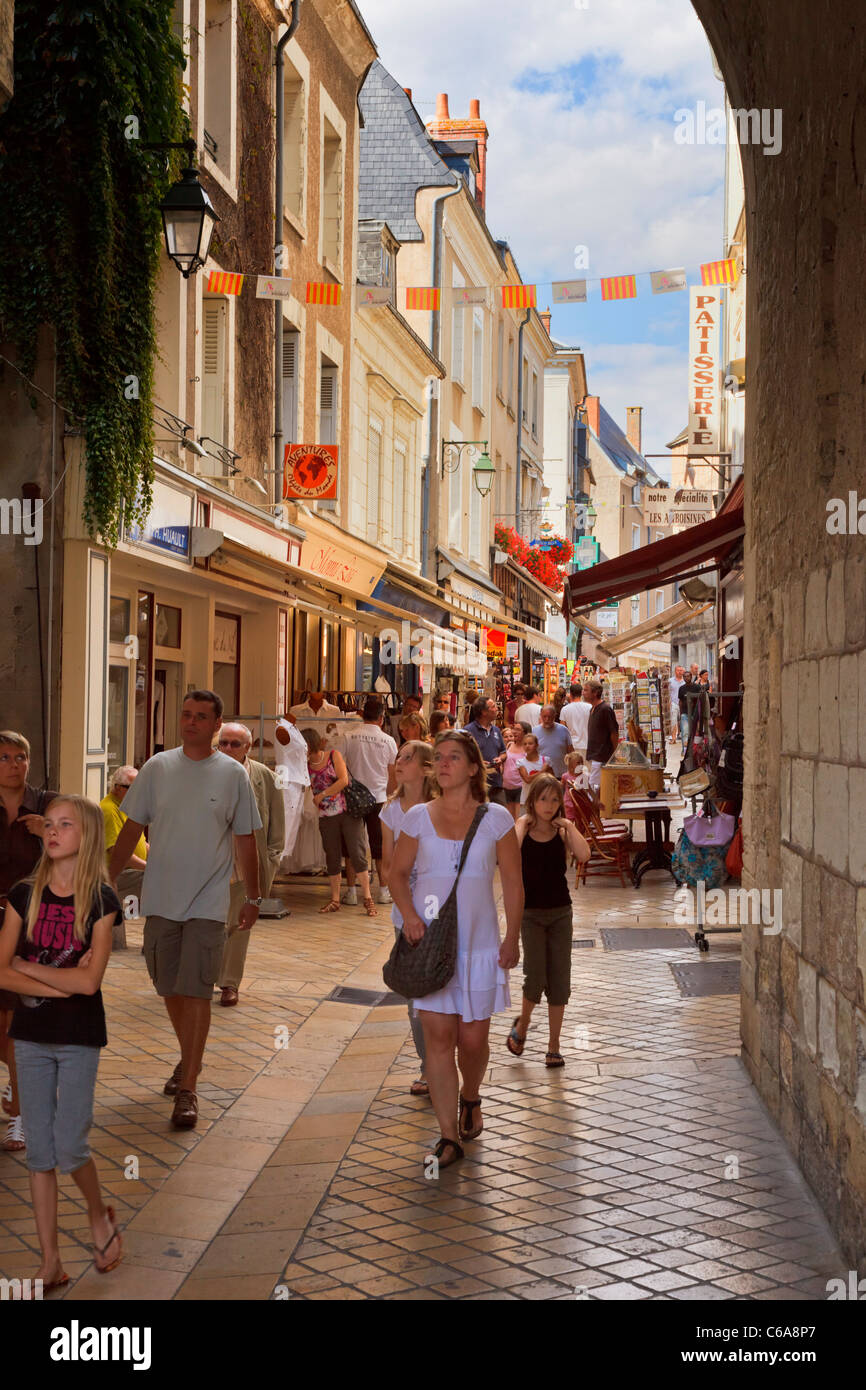 Touristen, die Einkaufsmöglichkeiten im Zentrum von Amboise, Indre et Loire, Frankreich, Europa Stockfoto