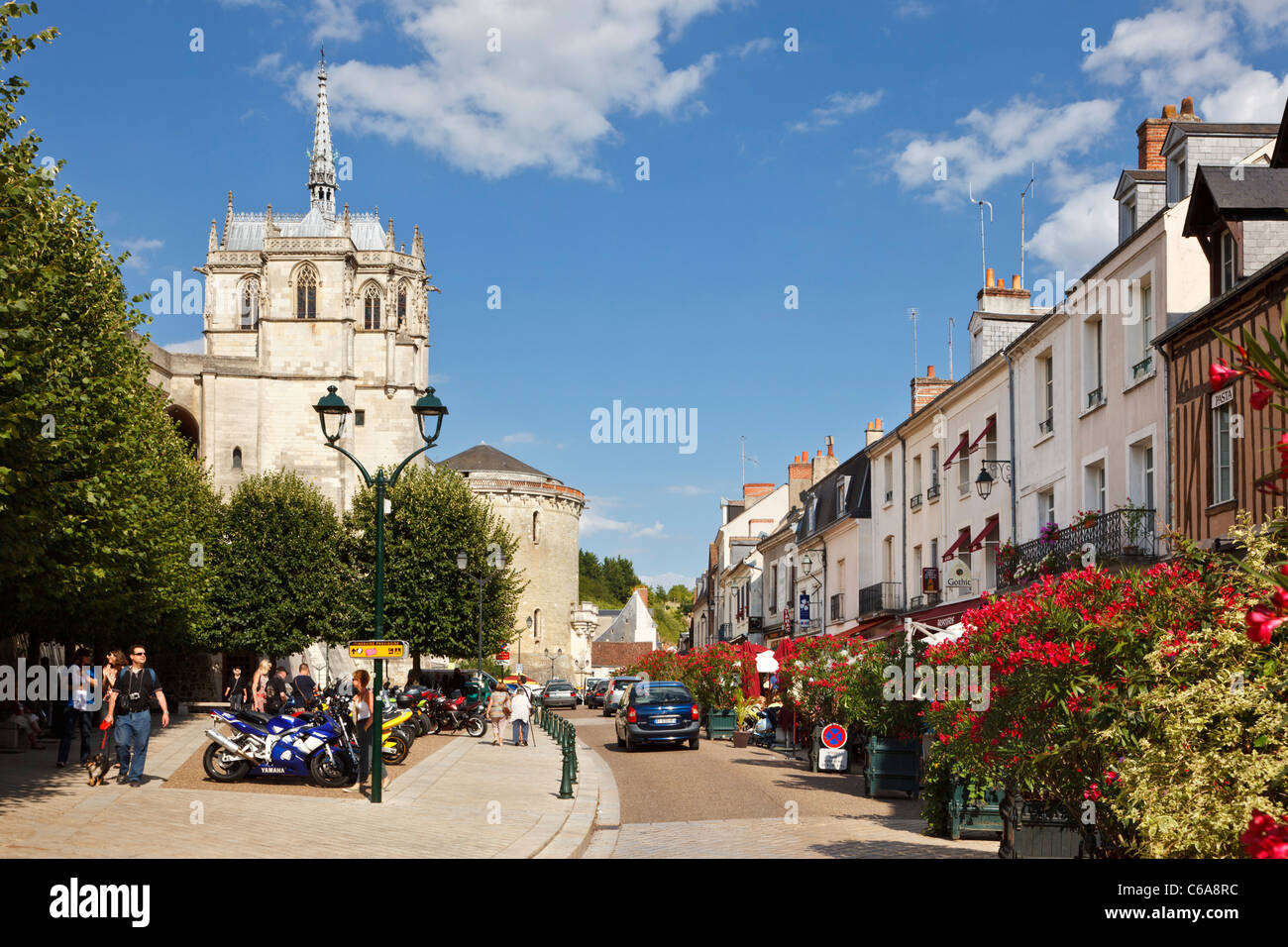 Amboise, Loire-Tal, Straßenszene mit Schloss Amboise, Indre et Loire, Frankreich, Europa im Sommer Stockfoto