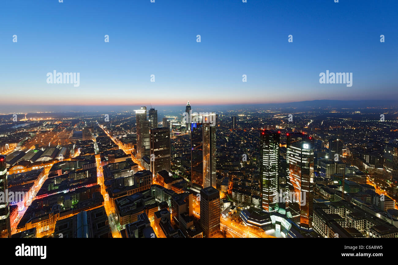 Blick vom Main Tower in Frankfurt Am Main bei Nacht, bunte Lichter Beleuchtung Frankfurt Am Main, Deutschland Stockfoto