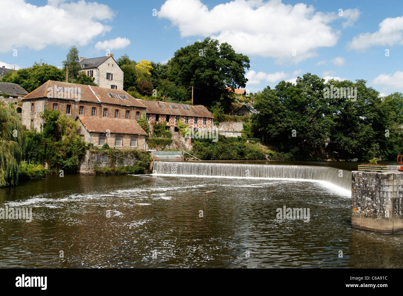 Rochefort Fabrik, Fluss: La Mayenne, Leinpfad von Mayenne (Pays De La Loire, Frankreich). Stockfoto