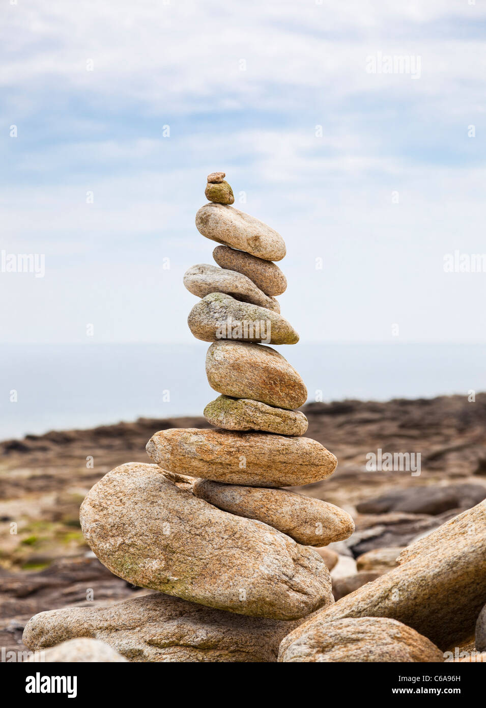 Kieselsteine in einem Stapel auf einen Strand ausgeglichen Stockfoto