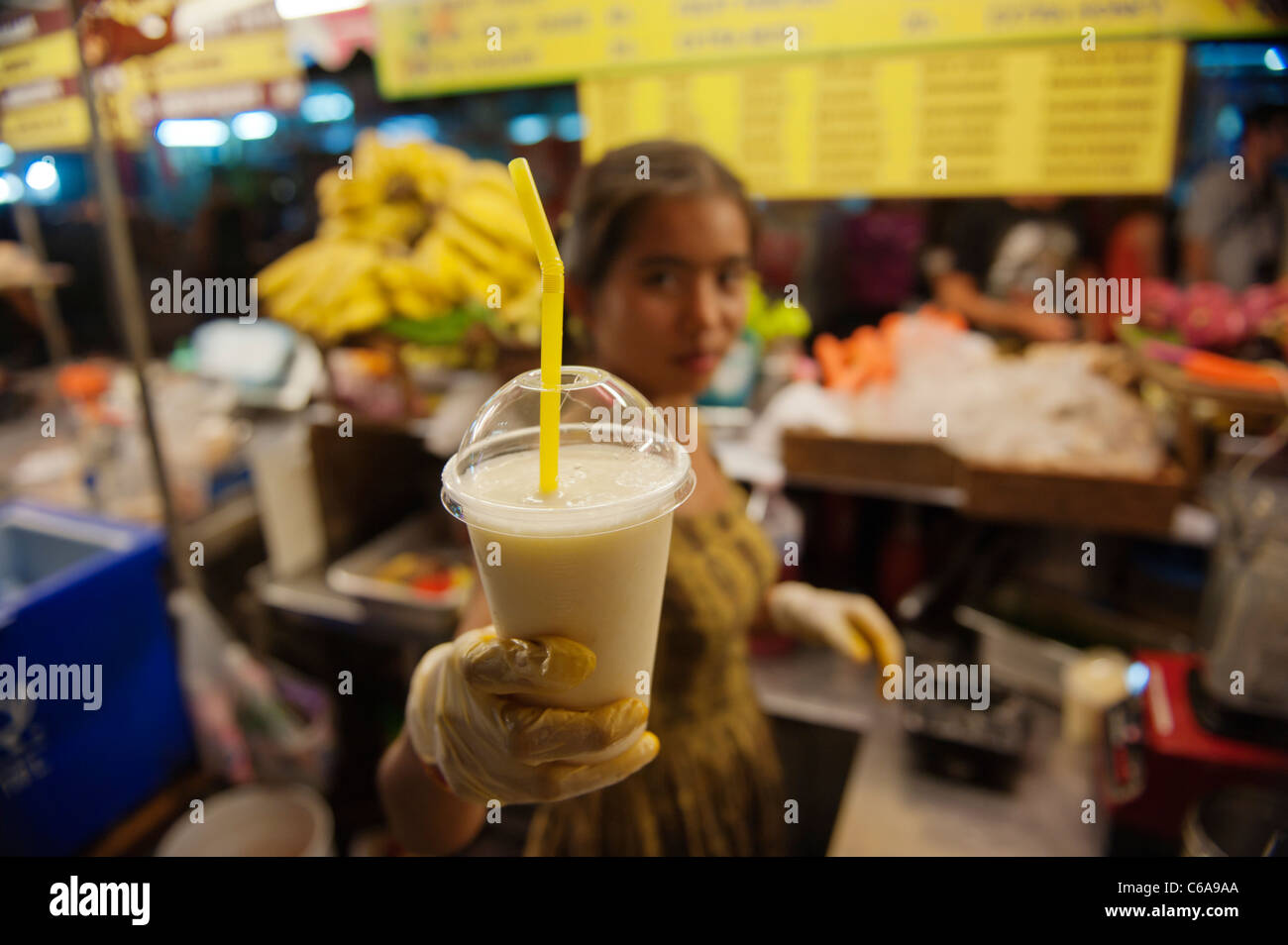 Eine Frau Straßenhändler bietet einen Obst-Shake Khaosan Road, Bangkok. Thailand Stockfoto