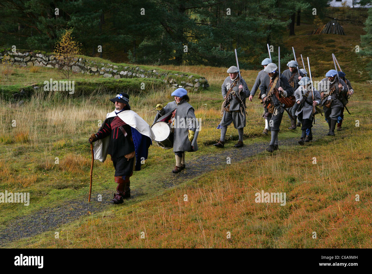 Mitglieder des [Frasers Dragoner], ein 17. Jahrhundert Reenactment Gesellschaft, mit Musketen und marschieren zu einer Trommel Stockfoto