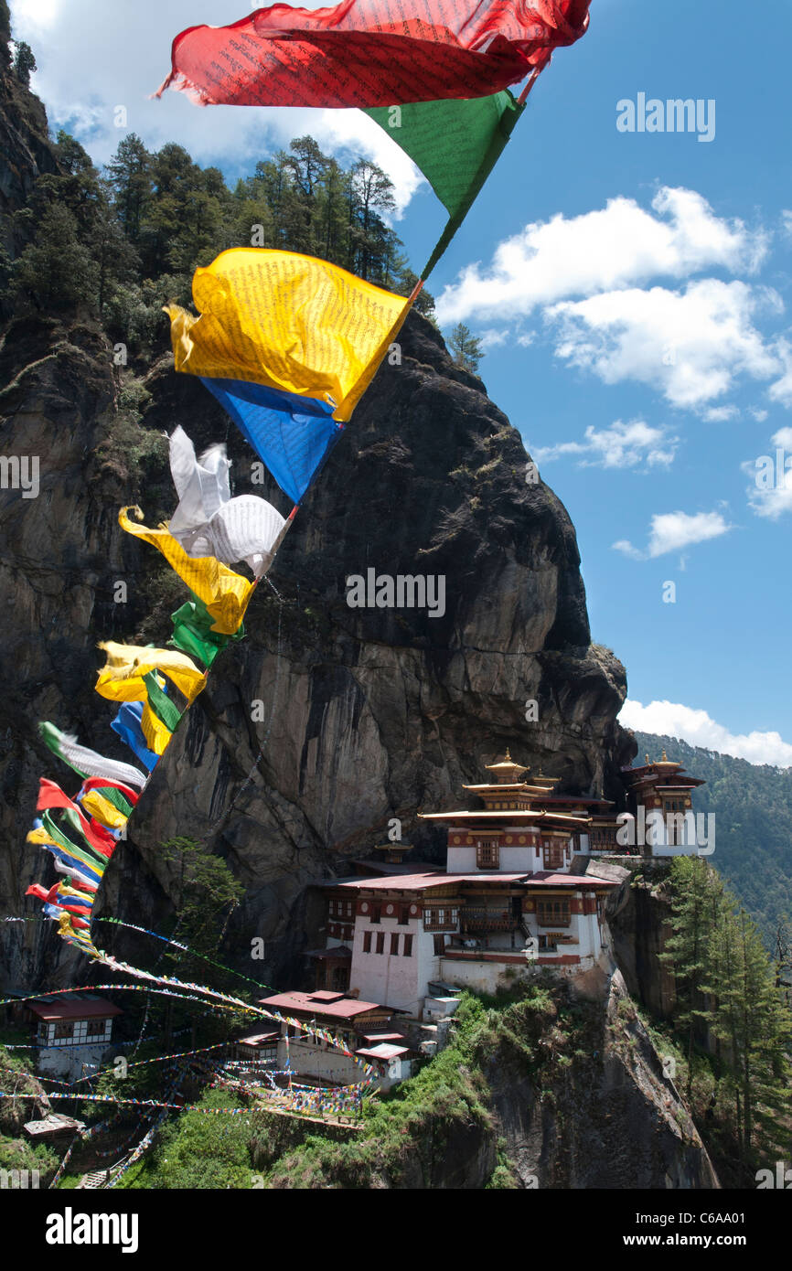 Taktshang Goemba. Tiger nest Kloster. zeigen Sie mit Gebetsfahnen und Cliff an. Paro-Tal, bhutan Stockfoto