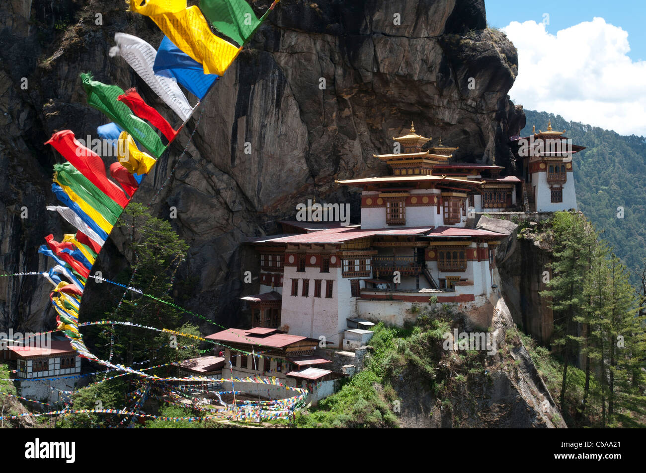 Taktshang Goemba. Tiger nest Kloster. zeigen Sie mit Gebetsfahnen und Cliff an. Paro-Tal, bhutan Stockfoto