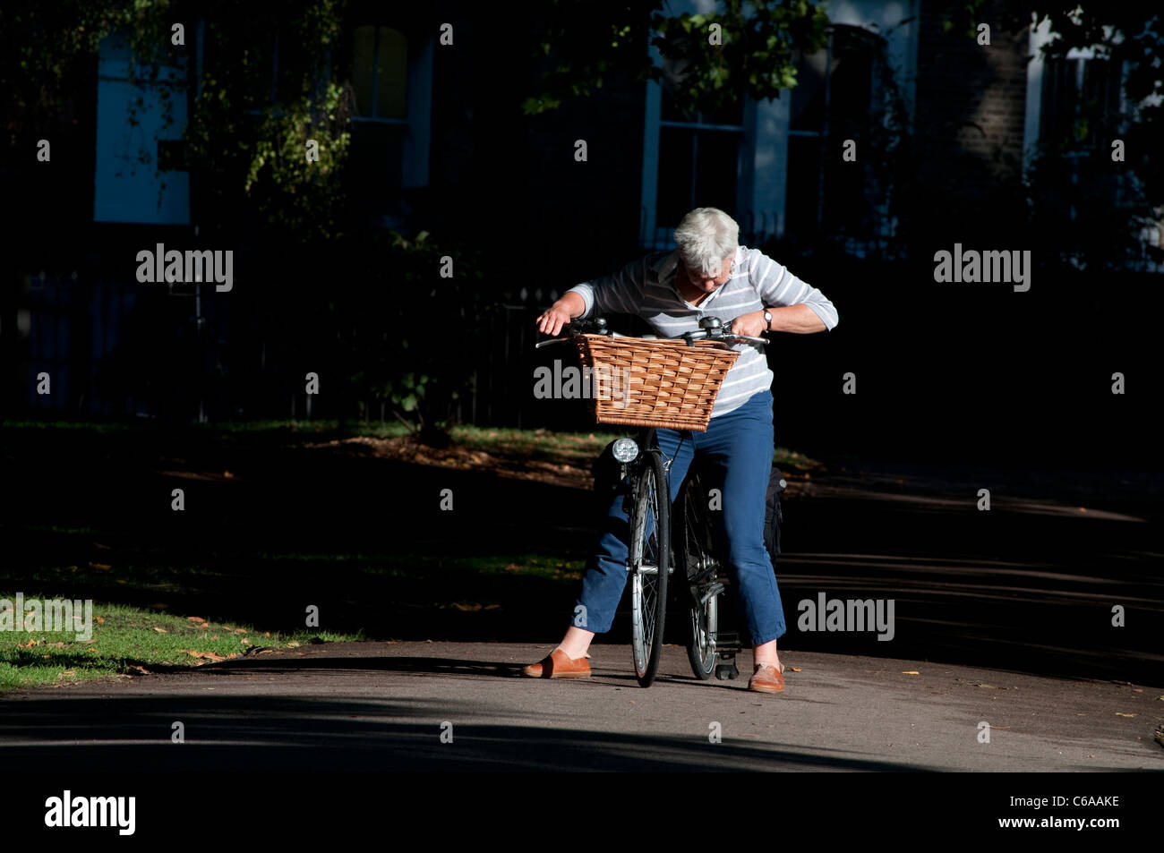 Ältere Frau auf dem Fahrrad, London Fields Park, Hackney, London, UK Stockfoto